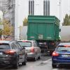 Das Nadelöhr am Höchstädter Marktplatz: Dort trifft der Verkehr aus Richtung Zusamtal auf die Ost-West-Ortsdurchfahrt. Der Rückstau reicht zu Stoßzeiten bis zum Schloss.