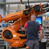 Roboter werden in der Produktion des Roboterbauers Kuka montiert. Der Roboterhersteller Kuka  wurde unterdessen vom chinesischen Investor Midea übernommen.