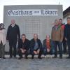 Im kleinen Kreis hat Bürgermeister Gerhard Struve den fertigen Dorfplatz auf dem Areal des abgerissenen „Gasthofs zum Löwen“ eingeweiht. Die Mauer mit Schriftzug, Zierrauten und Spruch erinnert an die Historie. 