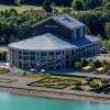 Die Lage – ein einziger Traum: das Festspielhaus Füssen am Ufer des Forggensees.