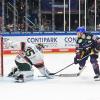 Puck im Tor: Der Berliner Frank Mauer überwindet Augsburgs Torwart Markus Keller zum 3:1. Am Ende setzten sich die Berliner mit 4:2 durch.