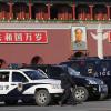 Unfall oder Terrorakt? Die Pekinger Polizei untersucht die Unglücksstelle nahe dem Tian'anmen Platz.