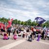 Teilnehmer der Demonstration «Kein Rammstein-Konzert in Berlin!» protestieren vor dem Olympiastadion.