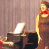Mit ihren Chansons begeisterte die schwangere Sopranistin Bettina Ullrich, am Klavier begleitet von Claudia Hrbatsch, in Mertingen.  