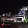 Am Sonntagmorgen gegen 3 Uhr brannte ein Dachstuhl einer Arbeiterunterkunft in der Friedberger Lechfeldstraße komplett aus.