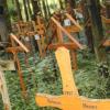 Im Wald bei Maria Baumgärtle stehen rund 400 Holzkreuze, die an Verstorbene erinnern. Gläubige Angehörige haben die Kreuze dem Eremiten Heinrich Maucher vorbeigebracht, verbunden mit der Hoffnung, dass er für die Seelen betet. 	