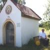 Dekan Stefan Gast, hier an der Rossmoos-Kapelle, empfiehlt für einen Ausflug im Wittelsbacher Land den besinnlichen Wanderweg rund um Inchenhofen.