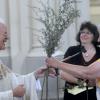 Bernhard Mooser beim Festgottesdienst an Mariä Himmelfahrt mit Pfarrsekretärin Erika Reibl (rechts) und Gemeindereferentin Ursula Lobmaier.  	