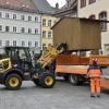 Der städtische Bauhof lädt die Buden am Hauptplatz ab.