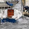 Vorkehrungen an einem Segelboot an der Kieler Förde.