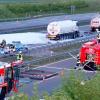 Feuerwehrmänner sichern auf der Autobahn A8 bei Stuttgart eine Unfallstelle mit zwei Gefahrguttransportern.