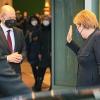 Angela Merkel winkt zum Abschied nach der Amtsübergabe an den neu gewählten Bundeskanzler Olaf Scholz.