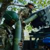 Ukrainische Soldaten bereiten einen Mehrfachraketenwerfer vor, bevor sie auf russische Stellungen feuern.