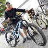 Jan Nicolaus ist Mitinhaber der Fahrradzentrale. Er versucht, für jeden seiner Kunden das passende Fahrrad zu finden. Doch der Vorrat wird knapp. Mancher Wunsch bleibt daher unerfüllt. 	
