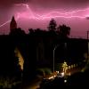 Diese Blitzfolge in der Nacht zu Fronleichnam erhellte die Gemeinde Wehringen mit einem außergewöhnlichen Lichtbogen, der sich nicht wie gewöhnlich von Wolke zu Erde spannt.