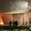 Eine Halle in Reutti ist am späten Samstagabend abgebrannt. 