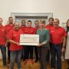 Mitglieder der Tagmersheimer Freibad-Initiative und Rettungsschwimmer übergaben einen symbolischen Scheck über mehr als 21.000 Euro an Bürgermeisterin Petra Riedelsheimer.