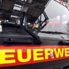 Obwohl die Feuerwehr in Weilheim mit 100 Männern im Einsatz war, weitete sich das Feuer einer brennenden Garage auf das Wohnhaus aus.  (Symbolbild)