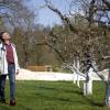 Rudolf Siehler spaziert durch den Kreismustergarten.