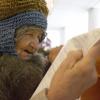 Wahlzettel-Studium: Eine alte Frau studiert während der russischen Duma-Wahl ihren Wahlzettel. Foto: Igor Kovalenko dpa