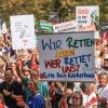 Mehrere tausend Beschäftigte nordrhein-westfälischer Krankenhäuser fordern vor dem Landtag in Düsseldorf mehr Geld von der Bundesregierung für die Kliniken.
