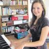 Sarah Straub übt täglich auf ihrem E-Piano in Gundelfingen, wo sie jetzt wohnt. Am 24. Juni stellt sie im Dillinger Stadtsaal ihre CD vor. Beginn ist um 20.30 Uhr, Einlass ab 19.30 Uhr.  