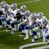 Die Dallas Cowboys knien auf dem Rasen nieder, bevor die US-Nationalhymne gespielt wird. In Zukunft soll das bestraft werden.