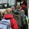 Nach den Sommerferien könnten sich Schüler wieder in vollen Bussen drängeln. Wie das Problem gelöst werden soll, ist unklar.  	
