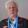 Einen kompletten Medaillensatz holte der 90-jährige Franz Gries bei den Hallen-Weltmeisterschaften im polnischen Torun im Kugelstoßen, Diskus- und Speerwerfen. 