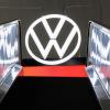 Das Volkswagen-Logo: Der Wolfsburger Autobauer will befristet die weggefallene Kaufprämie für E-Autos übernehmen. Andere Hersteller ebenso.