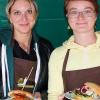 Michelle Weber (links) und Cecilia Feistler sorgten mit veganem Eintopf und veganen Burgern für das leibliche Wohl.