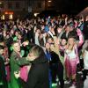 Mit Partyhits, Rockmusik und Schlagern haben die Fasnachtsfreunde auf dem Weißenhorner Kirchplatz gefeiert. Auch außerhalb des abgesperrten Bereichs sowie in der Stadthalle und im Feuerwehrhaus war am Gumpigen Donnerstag viel los.  	