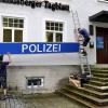 Nicht verwirren lassen: Probeweise hängen die Männer der „Grizzly FIlmbau GmbH“ das Polizeischild an das Redaktionsgebäude des Landsberger Tagblatts. 