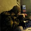 In vielen Städten sind Kältebusse unterwegs, um Obdachlose vor dem Erfrieren zu retten - beispielsweise mit Tee oder Schlafsäcken.