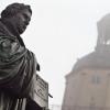 Ein Denkmal von Martin Luther in Wittenberg. Dort veröffentlichte Luther Seine 95 Thesen, die den Anstoß zur Reformation gaben. 