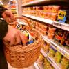 Wer im Supermarkt Waren umräumt, kann mit einem Hausverbot belegt werden. Das hat jetzt das Augsburger Amtsgericht in einem Urteil klar gemacht.