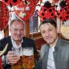 Was ein richtiger Bayer ist, lässt sich von einer Krise das Bier nicht madigmachen. Der Westfale Karl-Heinz Rummenigge und der gebürtige Berliner Niko Kovac stoßen auf bessere Zeiten an.