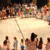 Im großen Kreis tanzen die Kinder in der Stadthalle den Feuertanz.