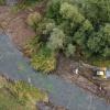 So sehen „inklinante Buhnen“ aus: Baumstämme, die unter der Wasseroberfläche verbaut sind und ins Gewässer ragen. Die Buhnen sorgen für unterschiedliche Strömungsgeschwindigkeiten und bieten zudem insbesondere Jungfischen einen Rückzugsraum.  	