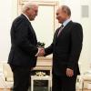 Begegnung im Kreml: Wladimir Putin begrüßt Frank-Walter Steinmeier zum Gespräch.  	