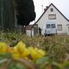 In diesem Haus in Großaitingen wurde am Samstagabend ein 71-jähriger Rentner tot aufgefunden. Die Kripo geht von einem Mord aus. Ein 23 Jahre alter Mann wurde bereits festgenommen. Er hat nach Angaben der Polizei ein Geständnis abgelegt.