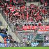 Die Berliner Fans warfen mehrfach Tennisbälle aus Protest gegen die DFL aufs Spielfeld.