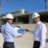 Landrat Peter von der Grün (rechts) mit Bauleiter David Wojan im Sommer auf der Baustelle der Paul Winter-Realschule.