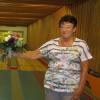 Kirchenpfleger Wolfgang Bader überreichte Gudrun Thol nach 30 Jahren Kegelbahn-Betreuung zum Abschied einen Blumenstrauß. 