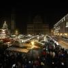 Rund um den Christkindlesmarkt bleibt es duster. Rathaus, Perlachturm und Verwaltungsgebäude sind aus Energiespargründen nicht beleuchtet.