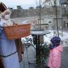 Die kleine Hannah Holzmüller aus Hörmannsberg freute sich sehr über den netten Nikolaus, der ihre Vorfreude auf das Weihnachtsfest mit seinem "Ho, ho, ho" untermalte. Fotos: Christine Hornischer