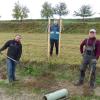 Rückblick auf die Pflanzaktion am Elendweg 2020: Thomas Ruisinger (links), Tom Wenzel (Mitte) und Sven Beutlrock (rechts) spendeten für die Bäume und legten auch selbst Hand an. 