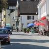 Heitere Herbststimmung in der Mühlstraße. Kürzlich hatte deren Neugestaltung bei einer Bürgerversammlung für eine lebhafte Debatte gesorgt. 