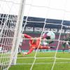 Tor für den FC Augsburg. Durch einen lockeren 7:0-Erfolg, hier erzielte Fredrik Jensen den sechsten Treffer, zog der Bundesligist in die nächste DFB-Pokalrunde ein.