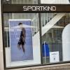 Das Denkmalschutzamt der Stadt Augsburg hat die Monitore in den Sportkind-Schaufenstern verboten. Die Unternehmerinnen lassen sich das nicht gefallen.